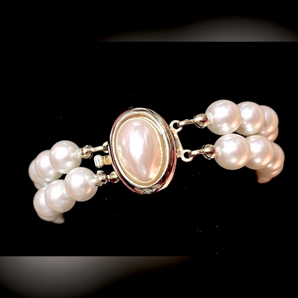 Glass bead faux pearl bracelet​​​
